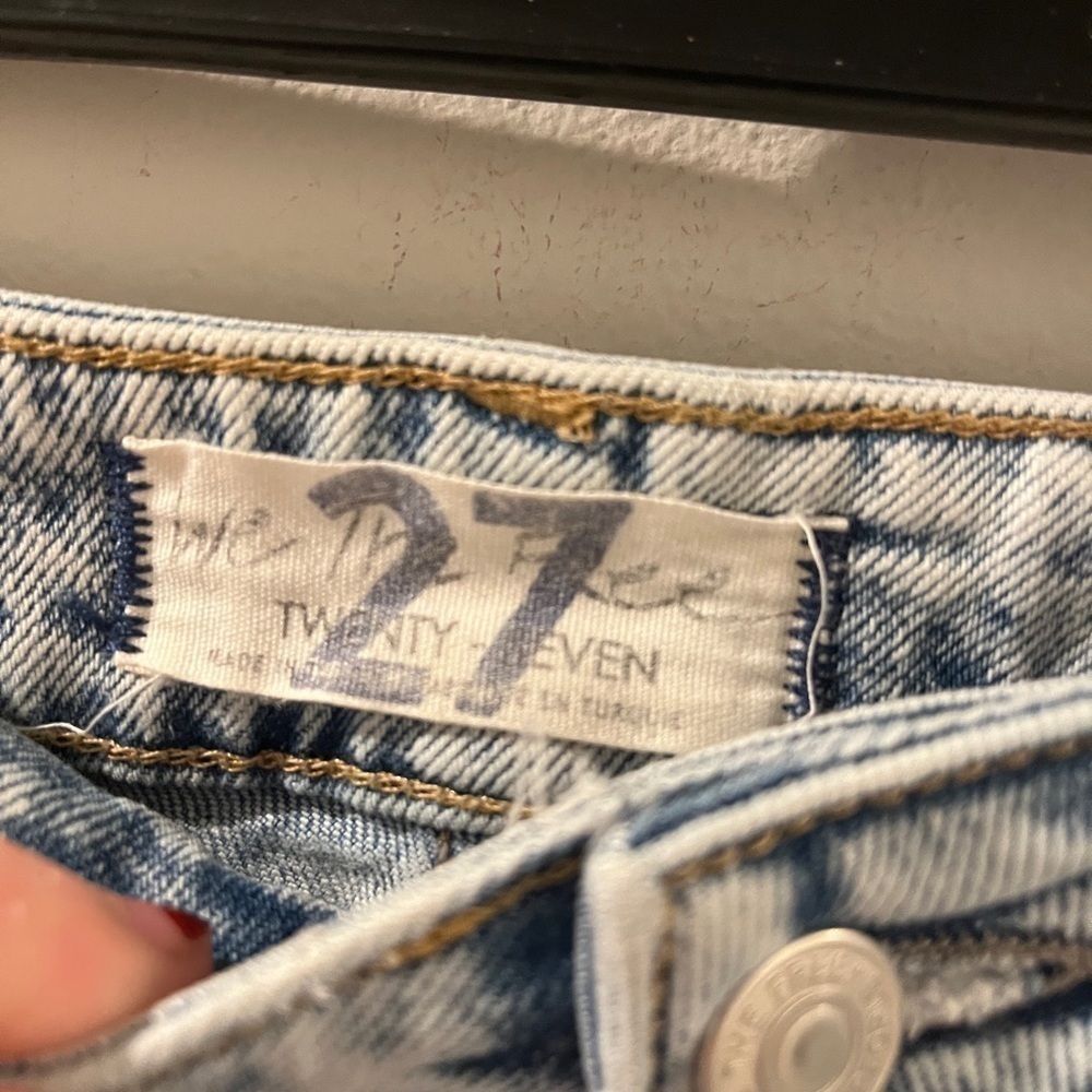 Free People We The Free Zuri Mom Button Fly Jeans Lived In Blue 27 OB1245649 - Picture 5 of 8